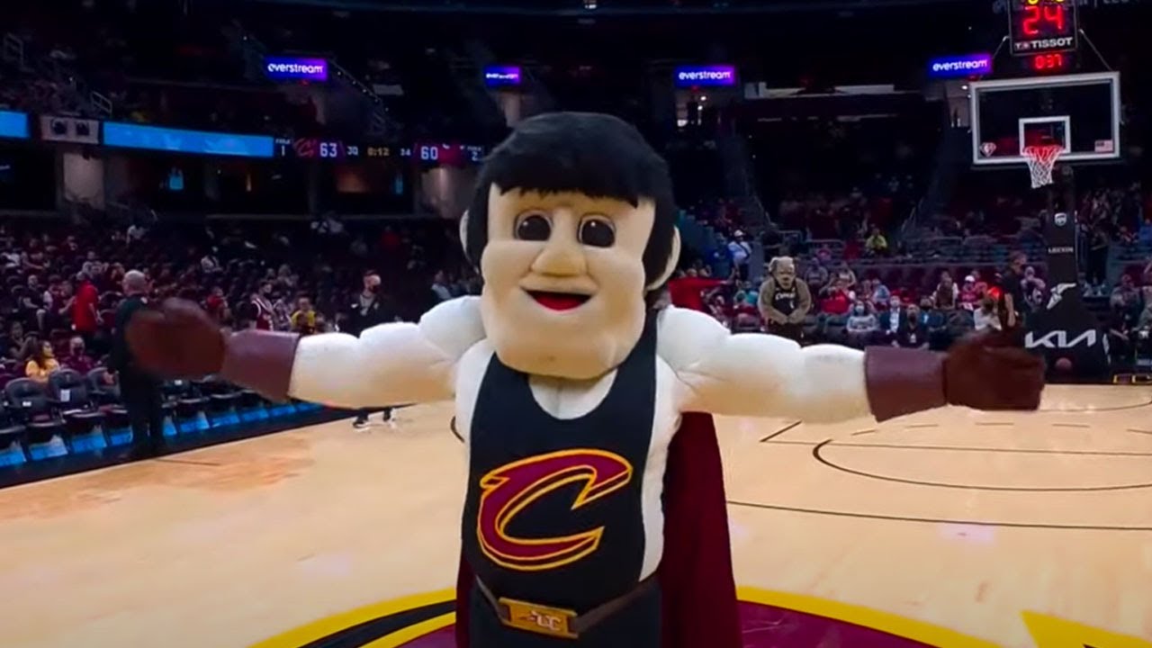 image 0 Cavaliers Mascot Sir C.c. Banks In A No Look Half-court Shot 😲