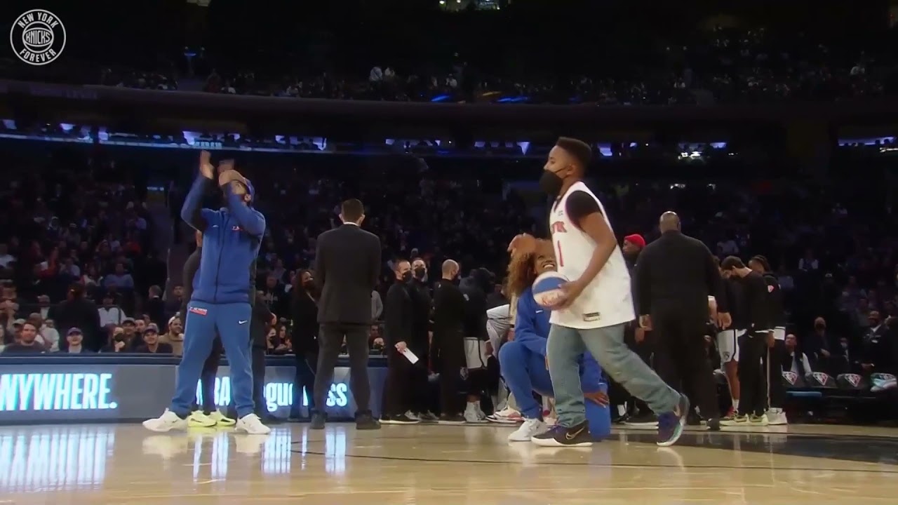 image 0 Fan Goes Between The Legs In Knicks Kids Slam Dunk Contest